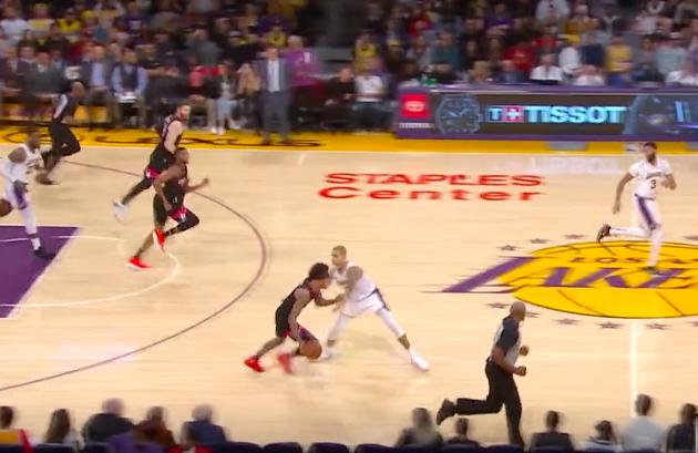  法甲裁判争议判罚引发舆论风暴  