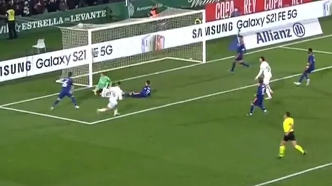  波尔多绝杀被吹无效引发争议判罚  